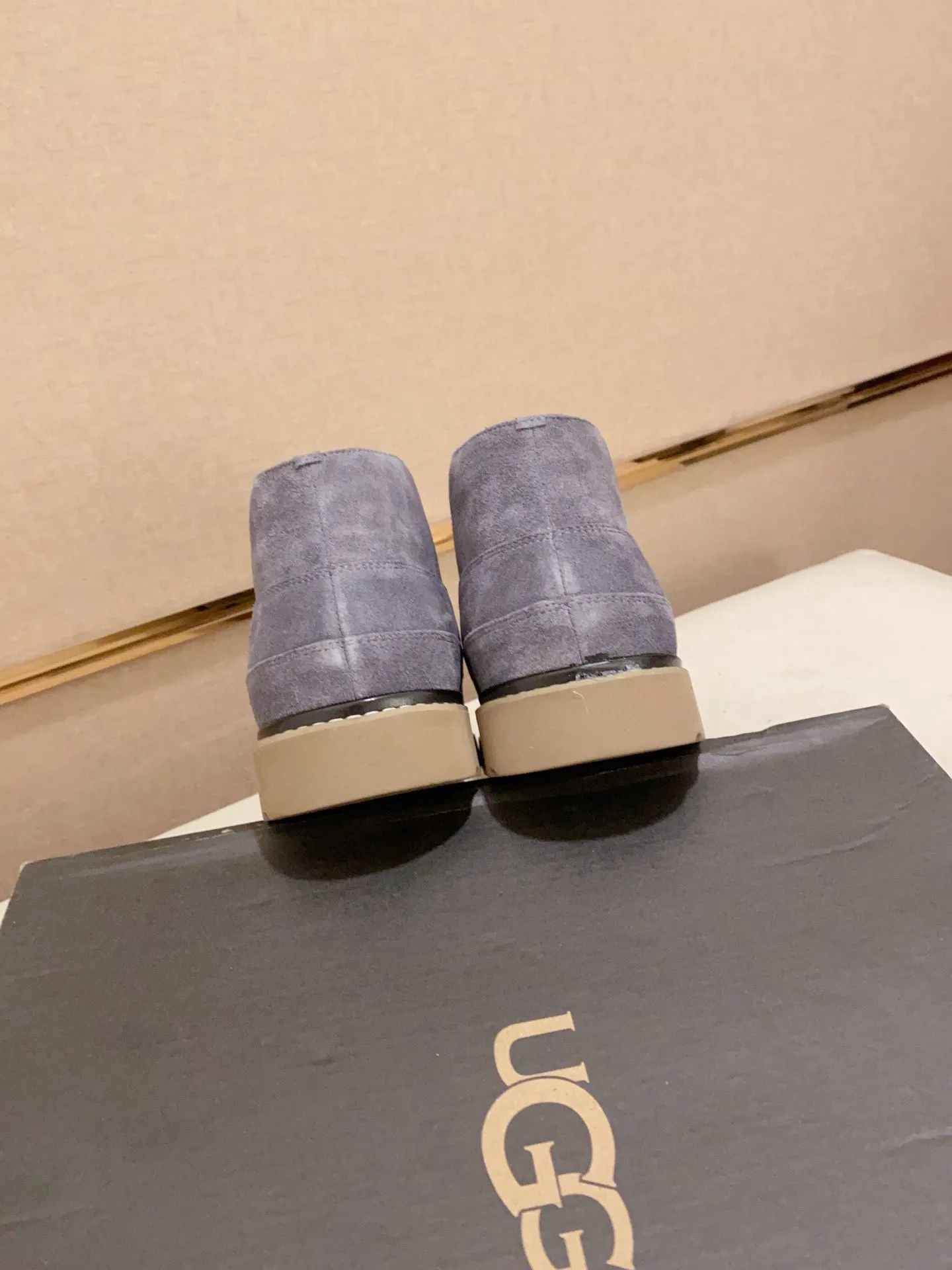Men's shoes💰: 600💰(high-end goods) UGG❄️❄️Latest model 1:1⃣️quality, fabric: high-end quality first-layer cowhide imported from Europe. Lining: wool lining, sole: pure imported foam outsole. ❤️High-end goods, fine workmanship, trendy and fashionable. The fit is very classy. If you know the goods, you will not be able to refuse😍😍Number of codes: 38-44 (45 is custom-made and cannot be returned or exchanged)